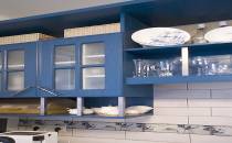 Кухонный гарнитур в неоклассическом стиле, верхних шкафах кухонного гарнитура использован нержавеющий профиль для поддержки полок.