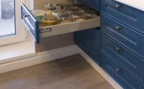Кухонный гарнитур в неоклассическом стиле, выдвижные ящики c доводчиками на направляющих Firmax