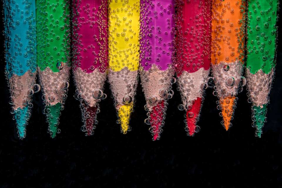 Цветные карандаши в воде